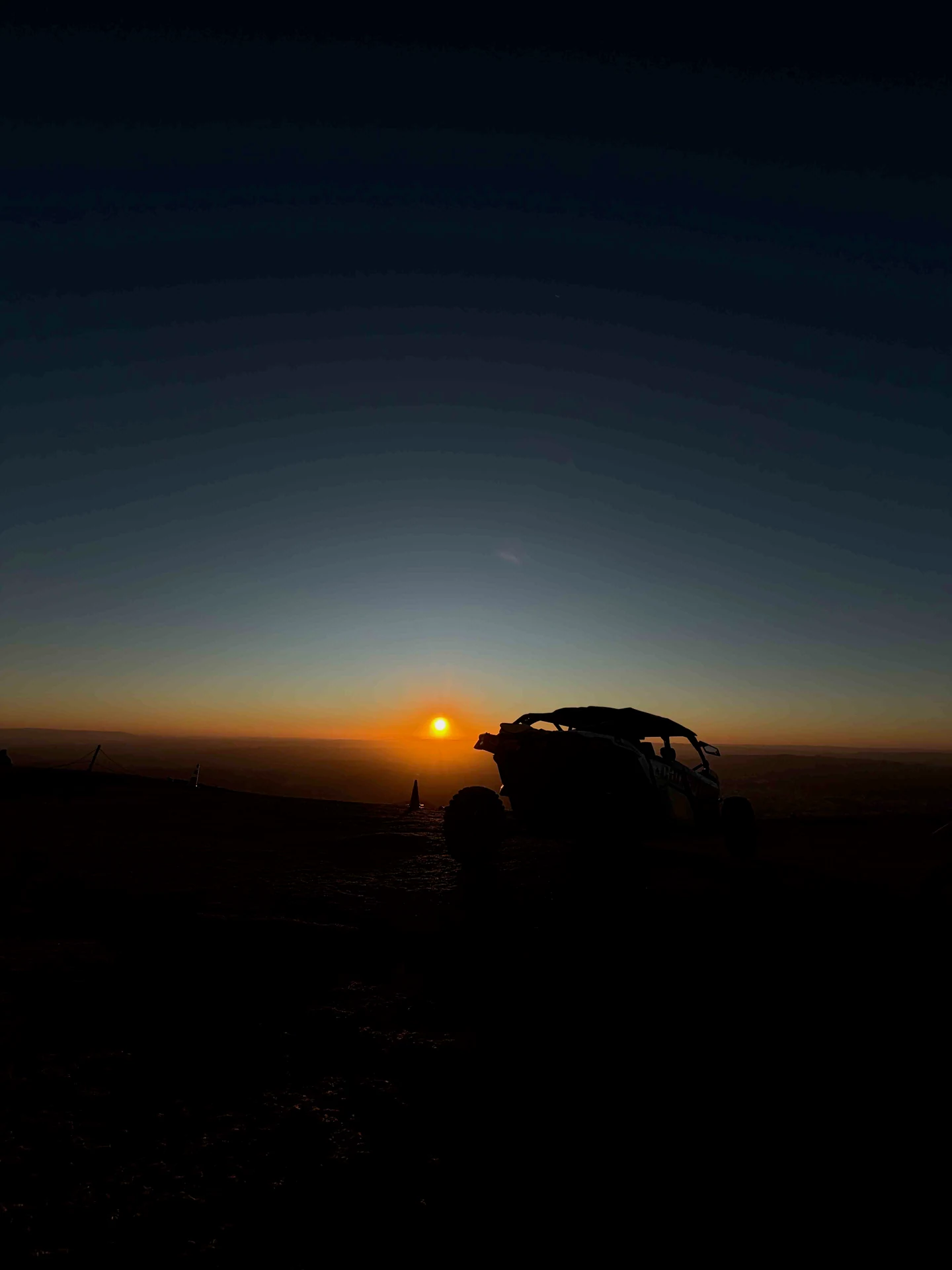 UTV ao pôr do sol com horizonte visível na Serra da Cantareira.
