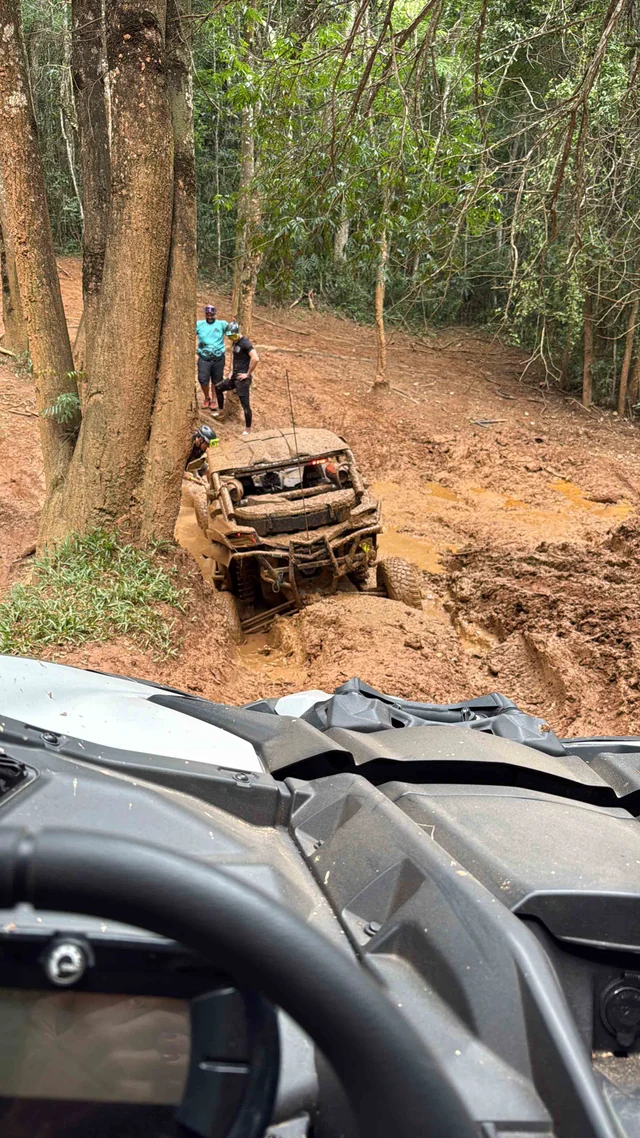 UTV em trecho de lama visto a partir de outro veículo.