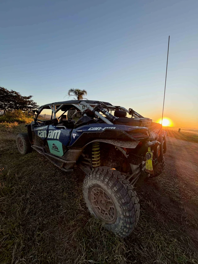 UTV próximo ao pôr do sol em área aberta de mirante.