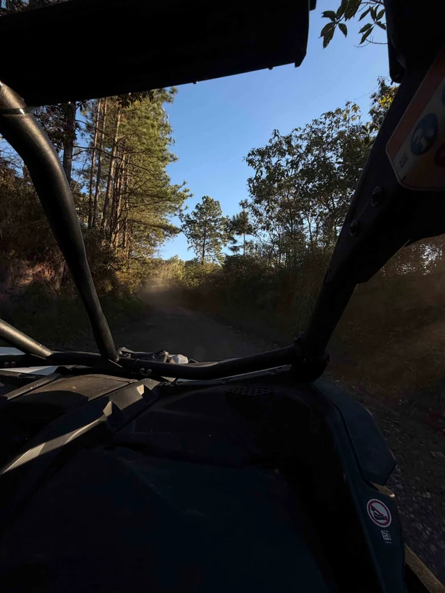 Interior do UTV durante deslocamento pela trilha.