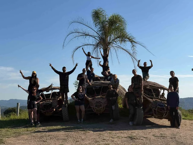 Grupo celebrando ao lado dos UTVs em um mirante.