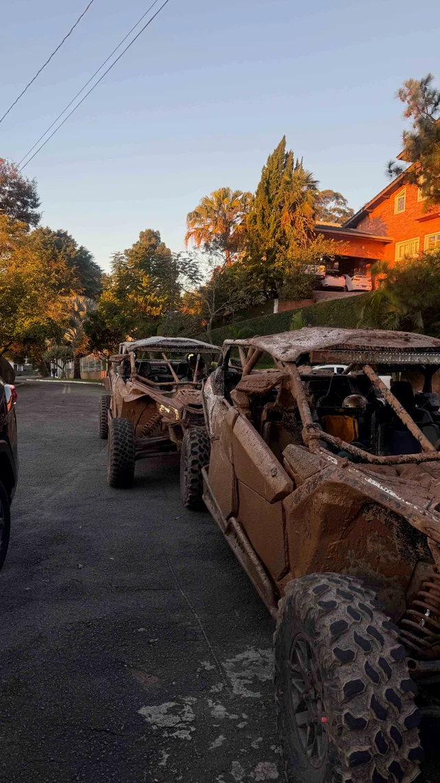 UTVs reunidos próximos à base após o percurso.